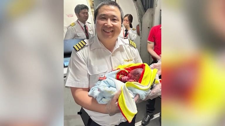 Thajský pilot odrodil dítě během letu